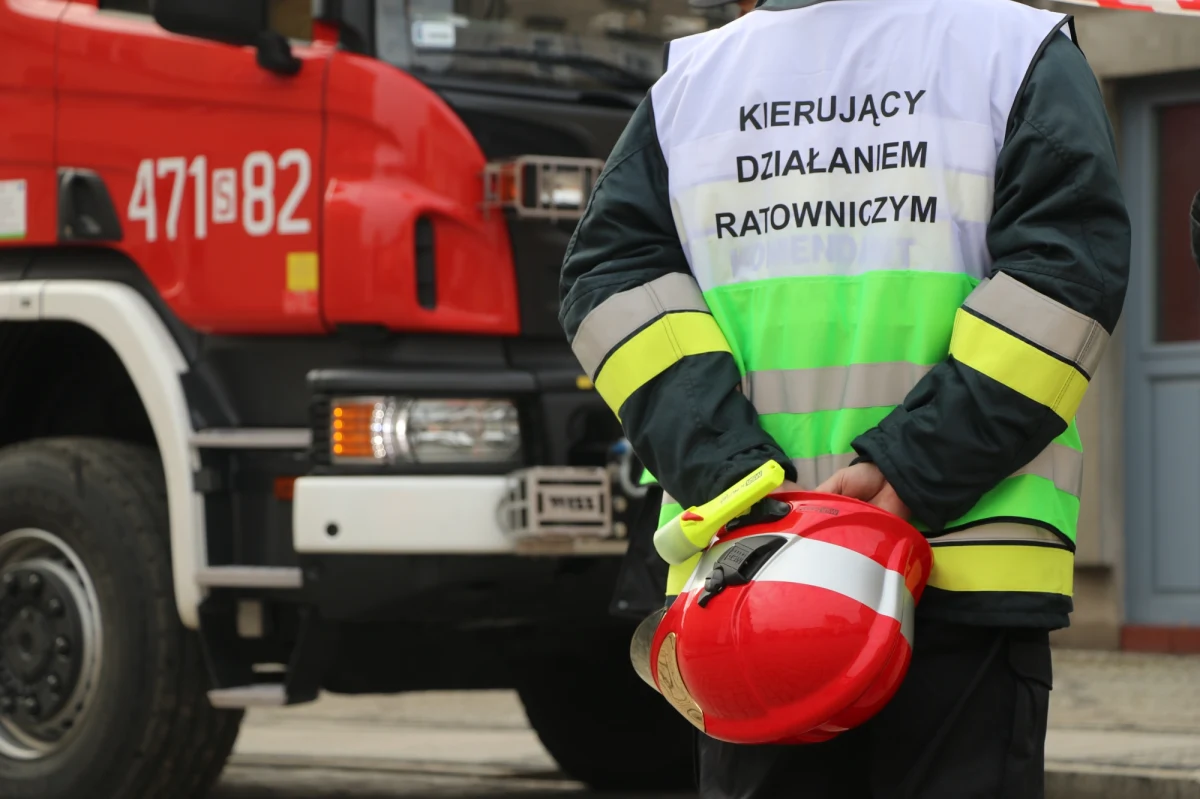 Ponad 900 litrów kwasu propionowego wyciekło z nieszczelnego zbiornika znajdującej się w jednej z hal przeładunkowych w Łodzi. W związku z tym ewakuowano kilkudziesięciu pracowników pobliskiej poczty - poinformował rzecznik łódzkiej policji Łukasz Górczyński.