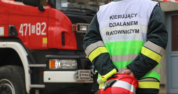 Ponad 900 litrów kwasu propionowego wyciekło z nieszczelnego zbiornika znajdującej się w jednej z hal przeładunkowych w Łodzi. W związku z tym ewakuowano kilkudziesięciu pracowników pobliskiej poczty - poinformował rzecznik łódzkiej policji Łukasz Górczyński.