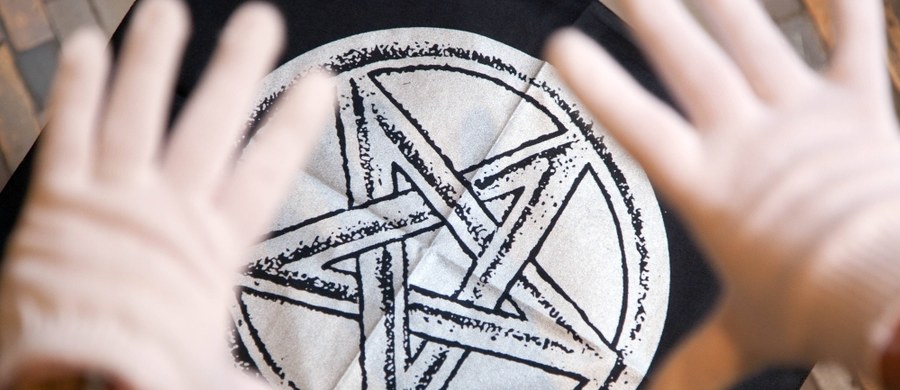 ​Pentagram, zwierzęce zwłoki, a także przedmioty i akcesoria mogące świadczyć o odbywających się praktykach satanistycznych znaleziono w jednym z poznańskich fortów. Sprawę bada policja.