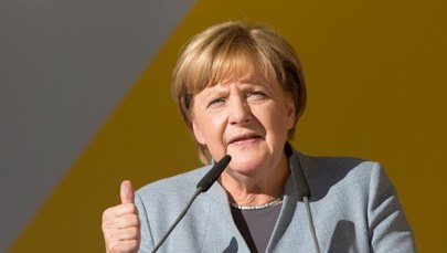 Merkel grozi Węgrom konsekwencjami finansowymi ws. uchodźców