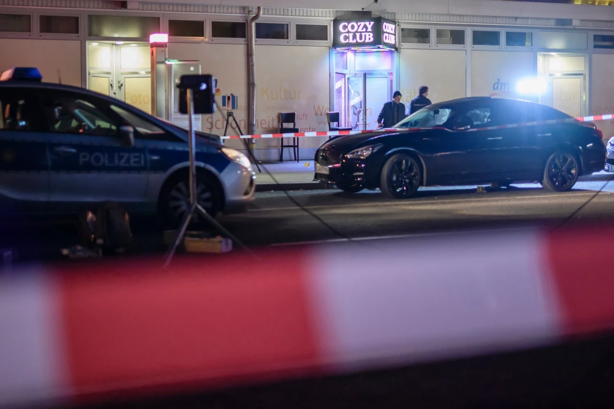 W nocy doszło do strzelaniny w stolicy Niemiec, Berlinie. Strzały padły na ulicy przed jednym z klubów disco. Nie żyje jedna osoba, a trzy zostały ranne. "Nie znamy motywów sprawców, nie wiemy, kim są" – oświadczyła policja.