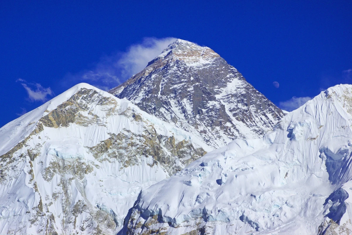 ​Nepal po raz pierwszy zmierzy najwyższy szczyt globu - Mount Everest. Celem jest sprawdzenie czy na jego wysokość miało wpływ trzęsienie ziemi, które dotknęło kraj w 2015 roku - poinformował rząd nepalski.