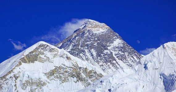 ​Nepal po raz pierwszy zmierzy najwyższy szczyt globu - Mount Everest. Celem jest sprawdzenie czy na jego wysokość miało wpływ trzęsienie ziemi, które dotknęło kraj w 2015 roku - poinformował rząd nepalski.