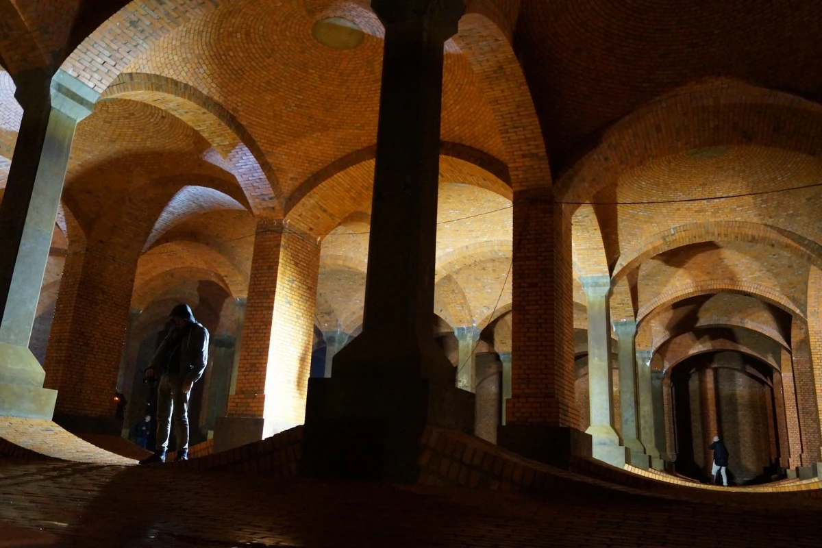 Miasto Łódź ma 3 katedry: katolicką, prawosławną i "podziemną". Właśnie ta ostatnia - neogotycka - jest Twoim Niesamowitym Miejscem w Faktach RMF FM. Ta "podziemna katedra" wcale nie jest budynkiem sakralnym, ale "świątynią wody".