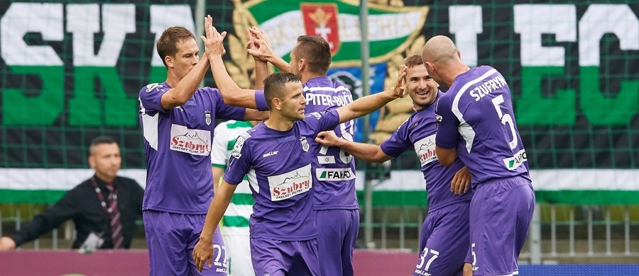 ​W meczu 9. kolejki ekstraklasy Sandecja podejmie na stadionie w Niecieczy Bruk-Bet Termalikę, od której wynajmuje stadion na swoje domowe spotkania. Obiekt w Nowym Sączu nie spełnia wymogów licencyjnych, a przyszłym roku ma się rozpocząć jego przebudowa. Derby Małopolski na poziomie Ekstraklasy - bez udziału klubu z Krakowa - rozegrane zostaną po raz pierwszy w historii. Niedzielne spotkanie wywołuje spore zainteresowanie, organizatorzy spodziewają się, że obejrzy je komplet widzów. Na jednej trybunie będą zasiadać sympatycy Sandecji, na drugiej Bruk-Betu, który po ośmiu kolejkach, z dorobkiem pięciu punktów, zajmuje ostatnie miejsce w tabeli.
