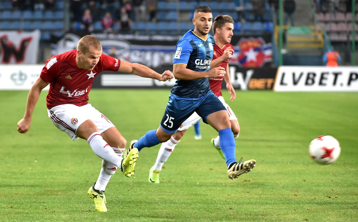 W meczu 9. kolejki piłkarskiej ekstraklasy Wisła Kraków pokonała 2:0 Piasta Gliwice. Obydwa gole w samej końcówce zdobył Carlitos.
