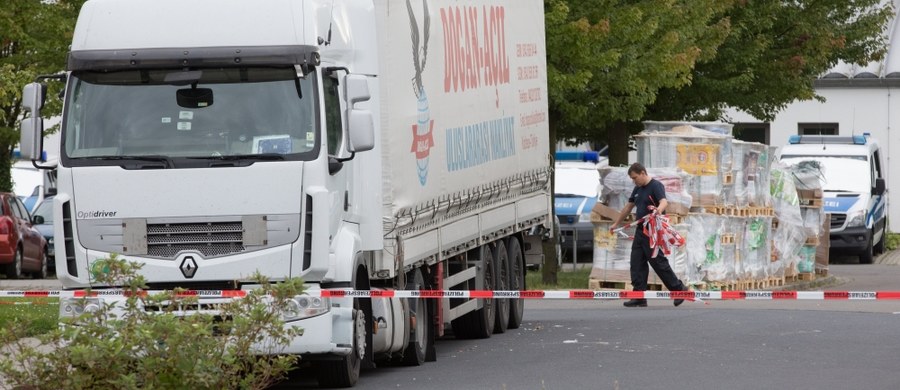 ​Niemiecka policja zatrzymała w nocy z piątku na sobotę w Brandenburgii w pobliżu granicy z Polską ciężarówkę z 51 migrantami. Kierujący pojazdem 46-letni Turek został zatrzymany - informują media w Niemczech.