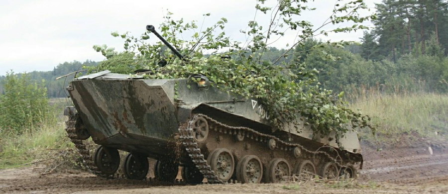 ​Zakończył się pierwszy trzydniowy etap ćwiczeń wojskowych Rosji i Białorusi Zapad-2017 - podało ministerstwo obrony Rosji w oficjalnym komunikacie. W tej fazie ćwiczono dowodzenie siłami podczas ataku umownego przeciwnika i planowanie operacji strategicznych. W niedzielę rozpoczyna się aktywna faza ćwiczeń, która potrwa do wtorku.