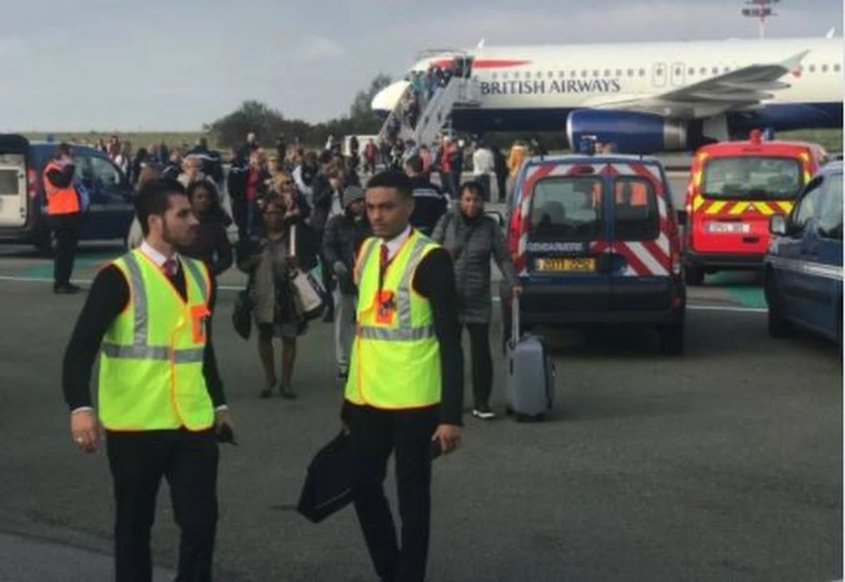 Antyterroryści otoczyli przed południem samolot British Airways stojący na płycie lotniska Charles De Gaulle w Paryżu. Pasażerom nakazano natychmiastową ewakuację.