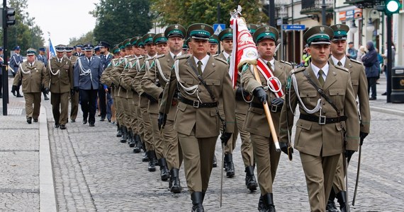 Dobiega końca dzień kolejnej rocznicy wkroczenia w 1939 roku Armii Czerwonej na wschodnie ziemie II Rzeczypospolitej. Godnie uczciły ją władze państwowe i samorządowe różnych szczebli od Prezydenta RP poczynając, a na gminnych urzędnikach samorządowych kończąc, nie zabrakło przedstawicieli licznych organizacji patriotycznych, wśród nich także tych, które potajemnie spotykały się 17 września na grobach polskich bohaterów jeszcze w epoce PRL, kiedy agresję Sowietów oficjalnie tłumaczono wzięciem przez nich pod opiekę ludności białoruskiej i ukraińskiej zagrożonej zagarnięciem przez Wehrmacht.