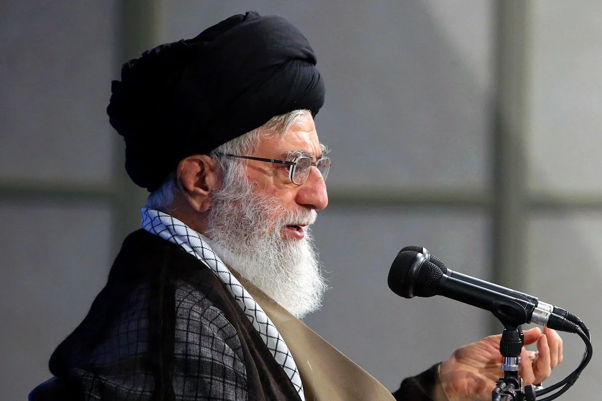 ​Duchowy i polityczny przywódca Iranu ajatollah Ali Chamenei oświadczył w niedzielę, że jego kraj stanowczo zareaguje na jakikolwiek "zły ruch" ze strony Stanów Zjednoczonych w kwestii porozumienia nuklearnego z 2015 roku.