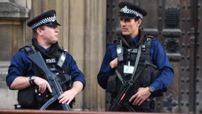 Akcja policji w Londynie. Funkcjonariusze otoczyli kordonem jeden z domów