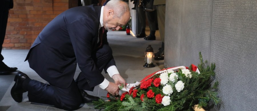 Refleksja nad tą straszliwą datą 17 września 1939 roku jest naszym szczególnym obowiązkiem; tu jest zawarta prawda, która da możliwość przebaczenia wtedy, gdy zostanie do końca zrozumiana - mówił szef MON Antoni Macierewicz. W niedzielę, w ramach obchodów agresji sowieckiej na Polskę i Dnia Pamięci Ofiar Agresji Sowieckiej, na dziedzińcu Muzeum Katyńskiego w Warszawie odprawiona została msza w intencji ojczyzny, złożono wieńce i zapalono znicze przy epitafiach osób pomordowanych w obozach NKWD. 