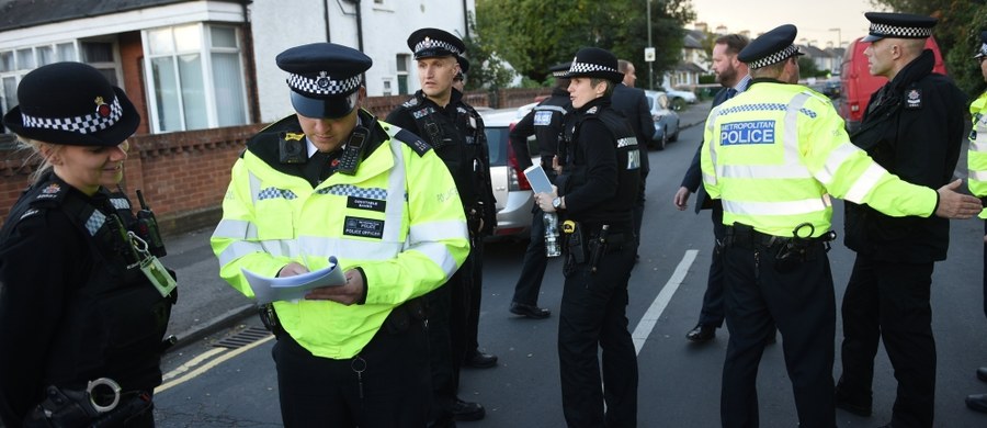 Brytyjska minister spraw wewnętrznych Amber Rudd poinformowała w niedzielę, że poziom zagrożenia terrorystycznego na terytorium Wielkiej Brytanii obniżono z najwyższego, piątego - "krytycznego", do czwartego - "poważnego". Decyzję podjęło niezależne od rządu Wspólne Centrum Analizy Zagrożenia Terrorystycznego (JTAC).