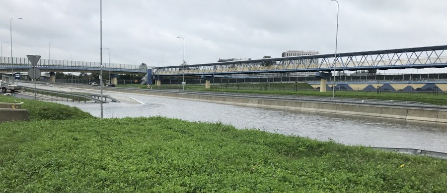 Poniedziałkowy poranek był bardzo trudny dla dojeżdżających do pracy na warszawskim Służewcu. To część stolicy, gdzie pracuje kilkadziesiąt tysięcy osób. Z powodu ulewy pod ul. Marynarską zalana jest jezdnia drogi ekspresowej S79, czyli trasy dojazdowej do Południowej Obwodnicy Warszawy.