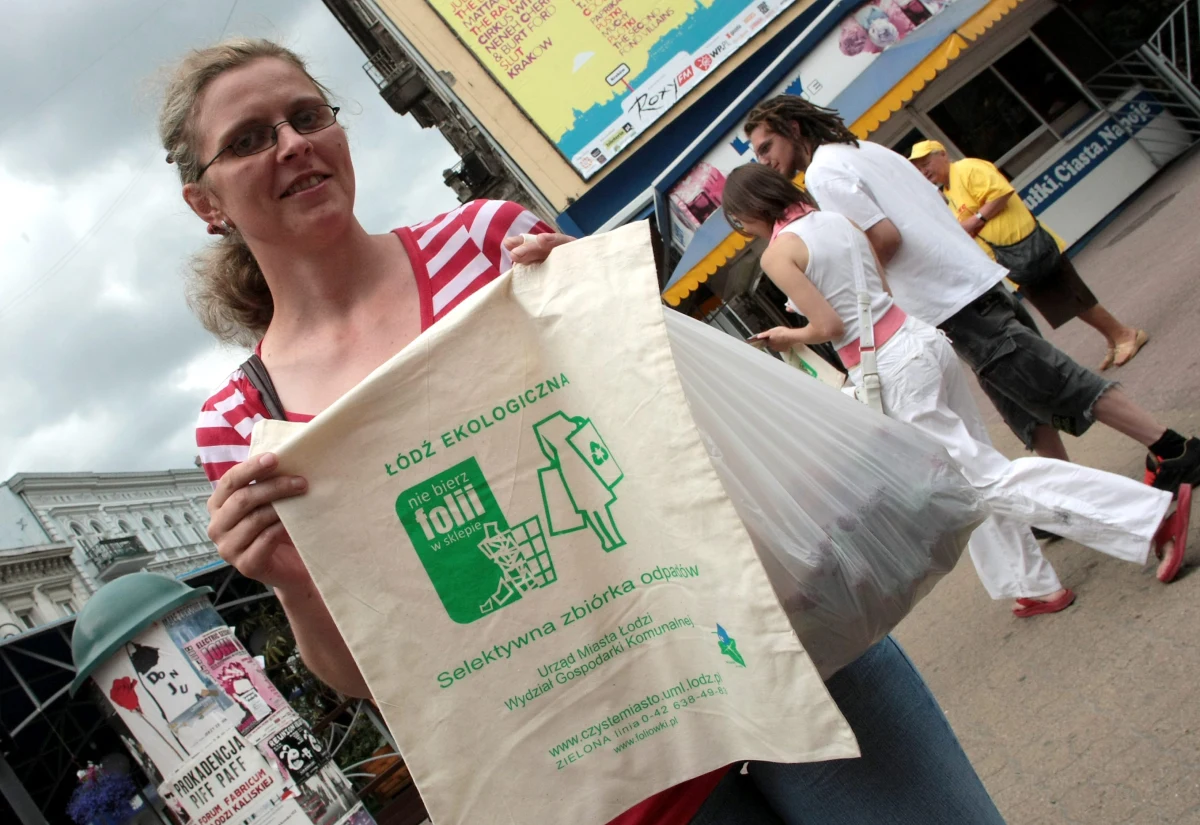 "Pieniądze z eliminacji torebek foliowych zostanę przeznaczone na poprawę jakości powietrza" - zapewnia wicepremier, minister rozwoju i finansów Mateusz Morawiecki. Deklaracja padła podczas warszawskiej konferencji "Jak rozwiązać problem smogu". Według wicepremiera "zdajemy sobie sprawę z tego, że są ludzie, których nie stać na wymianę kotłów dzisiaj, których nie stać na paliwo o przyzwoitej jakości". "Z czternastu punktów walki ze smogiem, które wyliczył rząd, zrealizowany mamy tak naprawdę tylko jeden" - usłyszeliśmy natomiast od samorządowców i aktywistów, którzy walczą o lepszą jakość powietrza. 