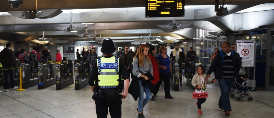 Brytyjski dziennik "The Times" poinformował, że dwaj zatrzymani po piątkowym zamachu terrorystycznym na londyńskie metro to młodzi uchodźcy, którzy mieszkali w brytyjskiej rodzinie zastępczej.