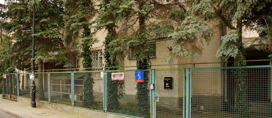 Posłowie PiS Jan Mosiński i Paweł Lisiecki oraz radny Jacek Ozdoba złożyli zawiadomienie do prokuratury o możliwości popełnienia przestępstwa ws. willi gen. Jaruzelskiego. "Został złożony wniosek do prokuratury, w którym informujemy o ewentualnym popełnieniu przestępstwa przez osoby, które mogły przekształcić użytkowanie wieczyste we własność, jeśli chodzi o willę gen. Jaruzelskiego" - tłumaczył Lisiecki.