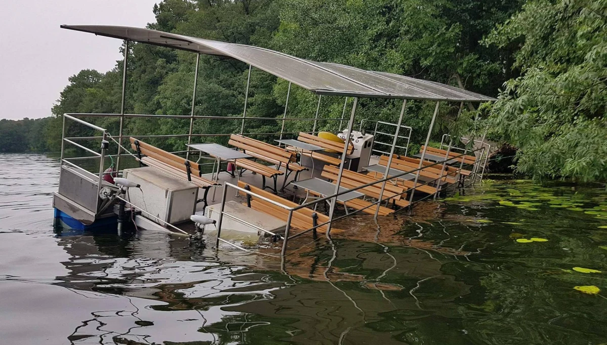 ​20 Niemców na weselu pod Koninem wpadło do wody, bo wywrócił się katamaran, którym płynęli. Za ten wypadek będzie odpowiadał 48-letni Polak, który postanowił zabrać Niemców na wycieczkę łodzią.