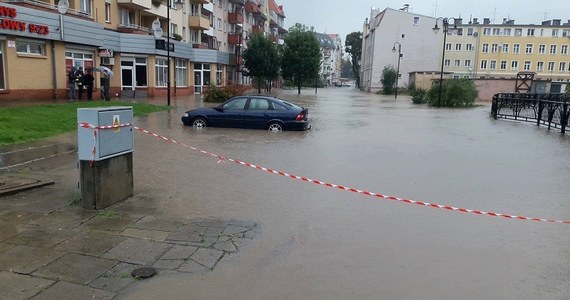 W Elblągu do zabezpieczania linii brzegowej rzeki Kumieli skierowano 50 żołnierzy. Układają oni worki z piaskiem i zapory, by nie dopuścić do przelewania się wody. Sytuacja w mieście się stabilizuje, przestał padać deszcz.