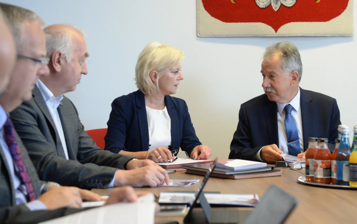 Państwowa Komisja Wyborcza nie zajmie się na razie kampanią billboardową "Sprawiedliwe sądy", prowadzoną przez Polską Fundację Narodową. Posłowie Nowoczesnej wnioskowali, by PKW zbadała, czy nie doszło do złamania przepisów dotyczących finansowania partii politycznych.