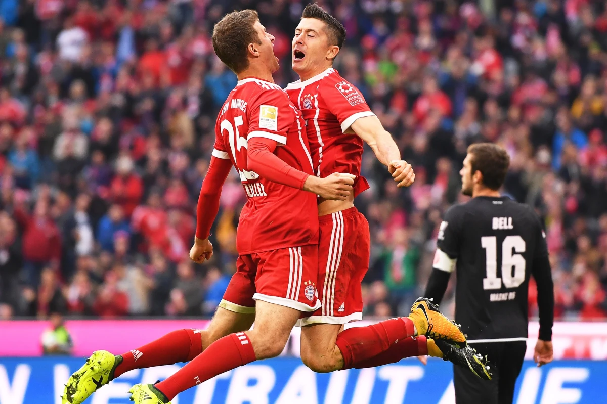 Na niewiele ponad dwa tygodnie przed meczem z Armenią wysoką formą mogą popisać się napastnik Robert Lewandowski i bramkarz Łukasz Fabiański. Adam Nawałka może też cieszyć się z formy, jaką prezentuje Grzegorz Krychowiak, który po raz kolejny rozegrał pełny mecz. 