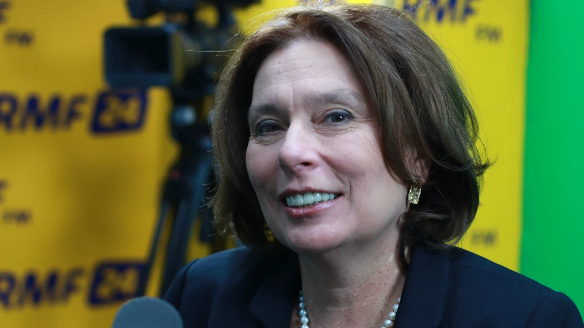 "Na pewno zgadzam się z tym, że nam moralnie się to należy" - tak Małgorzata Kidawa-Błońska mówi w Porannej rozmowie w RMF FM o reparacjach wojennych. "Jeżeli rząd uważa, że jest teraz czas, że należy rozpocząć tę dyskusję, to powinien się do tego przygotować. Nie rozpoczynał tej dyskusji rząd, nie mamy poważnych ekspertyz prawnych, tylko z - całym szacunkiem - ekspertyzy Biura Analiz Sejmowych" - uważa gość Roberta Mazurka. "Trzeba policzyć, oszacować i wiedzieć, o co się staramy" - dodaje Kidawa-Błońska. "Tak to bywa z sondażami, że są zimnym prysznicem dla polityków, ale jeżeli się jest w polityce, trzeba być na to odpornym, pracować i wierzyć, że można to odbudować" - tak ocenia ostatnie sondaże, wskazujące na rosnące poparcie dla PiS-u i spadek głosujących na PO. "Wyborów młodych ludzie nie wygrywają" - tak komentuje sugestię o wymianie pokoleń w Platformie. "Może po prostu trzeba się wziąć do roboty, rozdzielić zadania i przestać zajmować tym, kto jest przystojniejszy, kto mniej, kto ma więcej energii" - zauważa wicemarszałek Sejmu. "Grzegorz Schetyna został wybrany w demokratycznych wyborach na dwuletnią kadencję. Zawsze może być lepszy szef partii, ale szefa partii zmienia się w demokratycznych wyborach i na pewno nie w takim czasie, jaki jest w tej chwili" - podkreśla Kidawa-Błońska. "Chciałabym, żebyśmy się porozumieli z opozycją, bo może trzeba będzie wystawić jednego, wspólnego kandydata (na prezydenta stolicy - przyp. red.)" - mówi. Wicemarszałek Sejmu przyznaje, że minister cyfryzacji Anna Streżyńska byłaby mocnym kandydatem PiS na prezydenta stolicy. "Nie ma na sobie takiego mocnego bagażu politycznego i jest najmniej kojarzona z PiS, co w Warszawie może być dla niej korzystne” - tłumaczy Kidawa-Błońska.