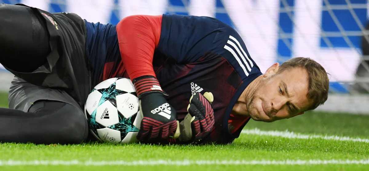 Bramkarz Bayernu Monachium Manuel Neuer nabawił się kontuzji lewej stopy, która niedawno była operowana. Do rywalizacji Niemiec wrócił trzy tygodnie temu, a teraz - jak podaje "Bild" - grozi mu znowu zabieg i wielomiesięczna przerwa.