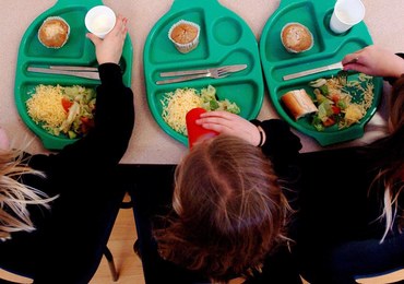NIK alarmuje: Dzieci tyją, bo zdrowe żywienie w szkołach kuleje