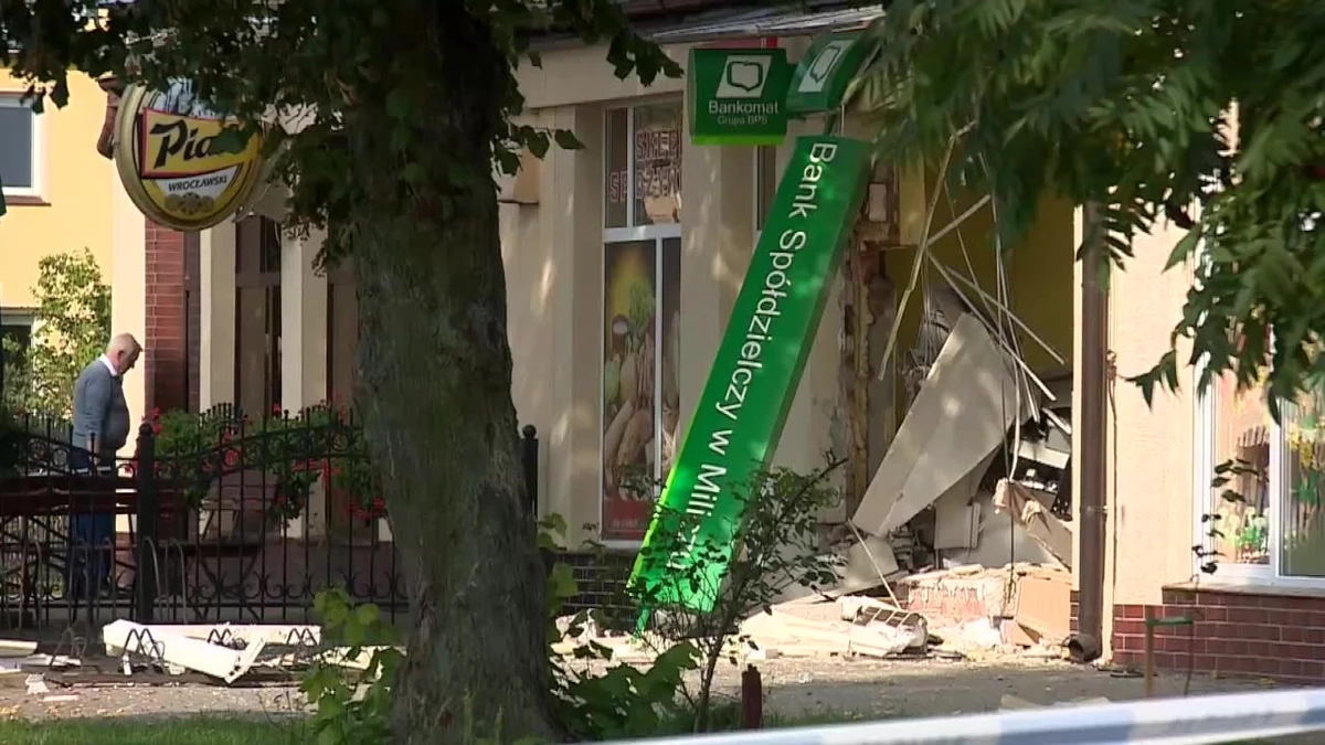 Pod osłoną nocy nieznani sprawcy zakradli się do placówki banku w Gądkowicach na Dolnym Śląsku i wysadzili bankomat. Sprawę bada policja. "Prowadzimy dokładne oględziny miejsca zdarzenia, zbierając dowody, aby wyjaśnić okoliczności tego zdarzenia" - mówi podinsp. Sławomir Waleński z policji w Milczu. Nie wiadomo, ile pieniędzy skradziono.