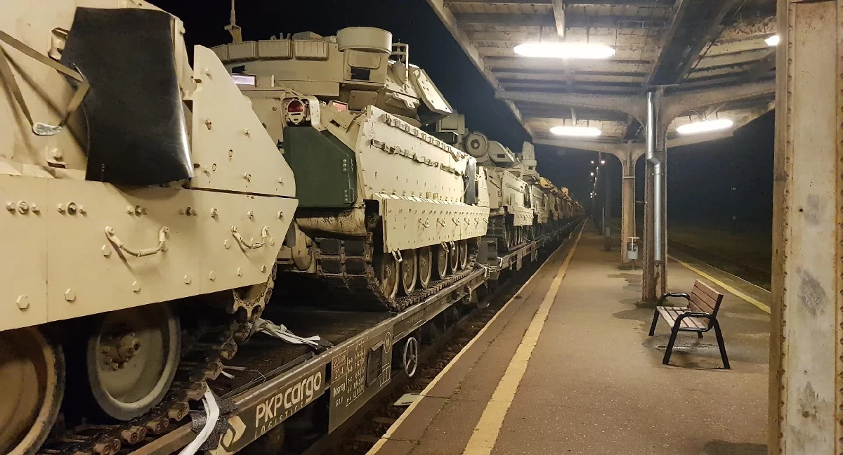 Wozy bojowe transportowane pociągiem z Gdańska na poligon w Żaganiu nie zmieściły się pod dachem na stacji w Kowalewie Pomorskim niedaleko Torunia. Policja potwierdza informacje RMF FM, że maszyny należą do armii USA. 