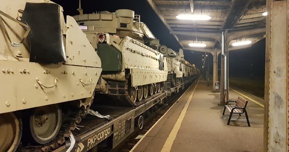 Wozy bojowe transportowane pociągiem z Gdańska na poligon w Żaganiu nie zmieściły się pod dachem na stacji w Kowalewie Pomorskim niedaleko Torunia. Policja potwierdza informacje RMF FM, że maszyny należą do armii USA. 