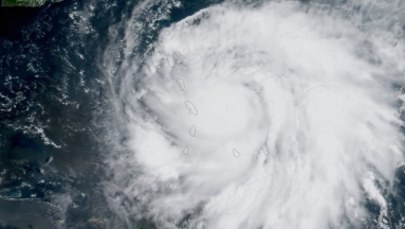 Maria "ekstremalnie niebezpiecznym" huraganem. Uderzyła w Dominikę