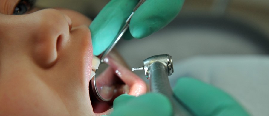 Ministerstwo Zdrowia zamierza do końca roku kupić 16 mobilnych gabinetów stomatologicznych, w których mają być leczone dzieci w terenie. Realizacja planu może jednak stanąć pod znakiem zapytania. Problemem jest czas - pisze "Dziennik Gazeta Prawna".