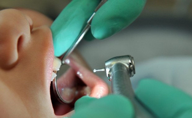 Ministerstwo Zdrowia zamierza do końca roku kupić 16 mobilnych gabinetów stomatologicznych, w których mają być leczone dzieci w terenie. Realizacja planu może jednak stanąć pod znakiem zapytania. Problemem jest czas - pisze "Dziennik Gazeta Prawna".