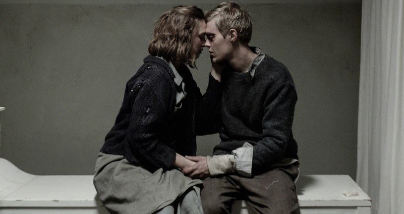 "Zgoda" to poruszająca historia miłosna, rozgrywająca się w trudnych czasach schyłku II wojny światowej. Opowieść o dwóch młodych mężczyznach (Jakub Gierszał - "Sala samobójców", "Wszystko co kocham" i Julian Świeżewski - "Wołyń") zakochanych w jednej dziewczynie. 