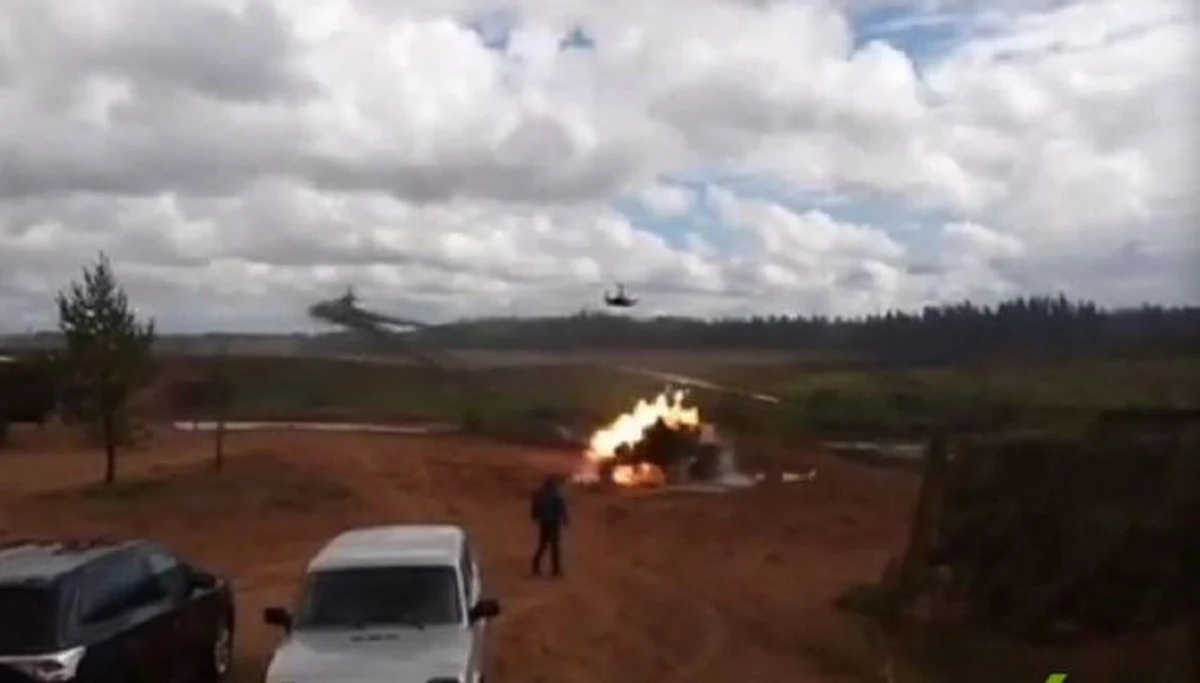 ​Kompromitacja na ćwiczeniach Zapad-2017. Na poligonie pod Petersburgiem śmigłowiec Ka-52 miał przypadkowo ostrzelać rakietami osoby obserwujące ćwiczenia. Według portalu 66.ru dwie osoby są poważnie ranne.