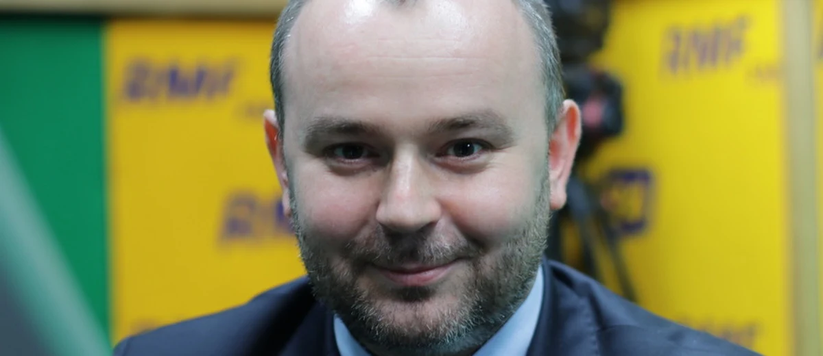 "Najważniejszym polskim politykiem jest Andrzej Duda" – mówi Paweł Mucha, gość Popołudniowej rozmowy w RMF FM, w nawiązaniu do publikacji amerykańskich dzienników "New York Times" i "Washington Post", które uznały, że to prezes PiS jest "najbardziej wpływowym polskim politykiem". "Prezes Jarosław Kaczyński jest liderem obozu „Dobrej zmiany" – podkreślił minister Mucha. Wiceszef kancelarii prezydenta zapewnił, że współpraca na linii Duda-Kaczyński jest dobra. Paweł Mucha wystąpienie głowy polskiego państwa na forum Zgromadzenia Ogólnego Narodów Zjednoczonych określił mianem "bardzo ważne". Podkreślił też, że Andrzej Duda "a pewno będzie możliwość rozmowy z prezydentem Trumpem". "W czasie lunchu pan prezydent będzie bezpośrednio miał styczność z wiceprezydentem, Mikiem Pencem. Też będą tutaj prowadzone rozmowy" – dodał. "Około 25 września, około" – mówi wiceszef kancelarii prezydenta Paweł Mucha pytany o to, kiedy Andrzej Duda pokaże swoje projekty ustaw o Krajowej Radzie Sądownictwa i o Sądzie Najwyższym. "Prawdopodobnie będzie to w poniedziałek. To jest wysoce prawdopodobne, że 25 września będą te projekty ujawnione opinii publicznej" – podkreślił.