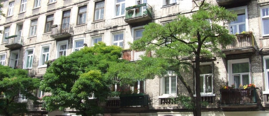 69-letniego mieszkańca Płocka zatrzymano dziś w związku ze znalezieniem w jednym z bloków mieszkalnych w tym mieście materiałów wybuchowych. W sprawie zostało wszczęte śledztwo. Jak podawała wcześniej policja, przypuszczalnie 200 g trotylu, amunicję do kałasznikowa oraz dwa korpusy granatów i osobno dwa zapalniki odkryła w poniedziałek kobieta porządkująca piwnicę bloku. Ewakuowano ponad 180 osób. Akcja zabezpieczania i wywiezienia materiałów wybuchowych trwała kilka godzin.