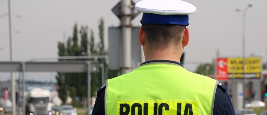 Policja zatrzymała 21 pseudokibiców, którzy podczas próby ich wylegitymowania i kontroli napadli na funkcjonariuszy. Do zdarzenia doszło w lesie, w miejscowości Młynek w gminie Gidle (Łódzkie). Podejrzanym grozi do 10 lat więzienia. 