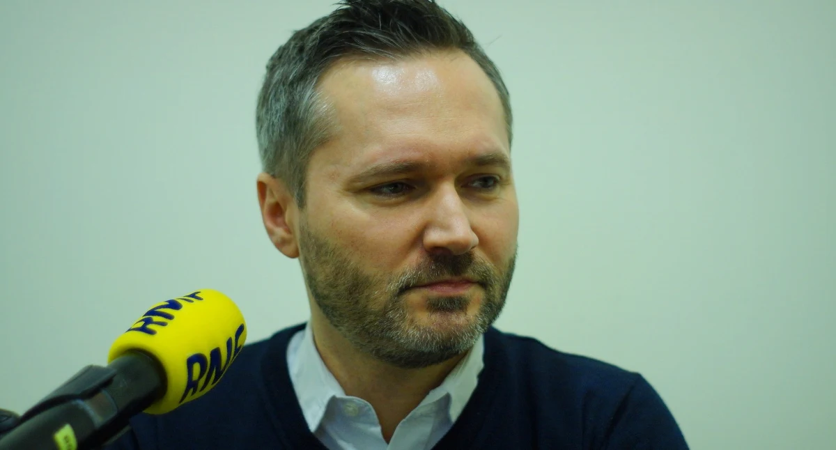 "Czekam na decyzję Zarządu Krajowego PO. (…) Czekam bez emocji" - tak Jarosław Wałęsa odpowiedział w Porannej rozmowie w RMF FM na pytanie Roberta Mazurka o to, czy będzie kandydował na prezydenta Gdańska. Pytany o swój spot "Mój Gdańsk, moja Europa", który sfinansowany został przez Europejską Partię Ludową, podkreślił, że "to nie jest kampania wyborcza". "W tej chwili każde moje słowo może być traktowane jako kampania wyborcza. W pewnym momencie musimy powiedzieć ‘nie’: nie posuwajmy się do absurdu" - apelował europoseł Platformy Obywatelskiej. Przy okazji podkreślił: "Państwowa Komisja Wyborcza ustosunkowała się do tego, bo ktoś na mnie doniósł - i nie dopatrzyła się tam elementów przedwczesnej kampanii wyborczej". Komentując sprawę reparacji wojennych od Niemiec, Jarosław Wałęsa stwierdził: "Powiedzmy sobie szczerze: to, co PiS robi w tej chwili ws. reparacji, jest tylko i wyłącznie na potrzeby naszej wewnętrznej polityki. Gdyby podchodzili do tego poważnie, to przedstawiliby konkretne analizy prawne, wystosowaliby odpowiednie noty dyplomatyczne do Berlina i wszędzie tam, gdzie jest to konieczne. Tymczasem nic takiego nie miało miejsca". Dopytywany przez Roberta Mazurka, jakie jest jego zdanie ws. reparacji, Wałęsa odparł: "Generalnie uważam, że w tej chwili nie ma sensu rozpoczynanie tej debaty. Jeżeli mówimy o reparacjach, to za chwilę będziemy się zastanawiać nad trwałością naszej zachodniej granicy. Wtedy możemy się zastanawiać, gdzie powinna być nasza wschodnia granica. Otwieramy puszkę Pandory".