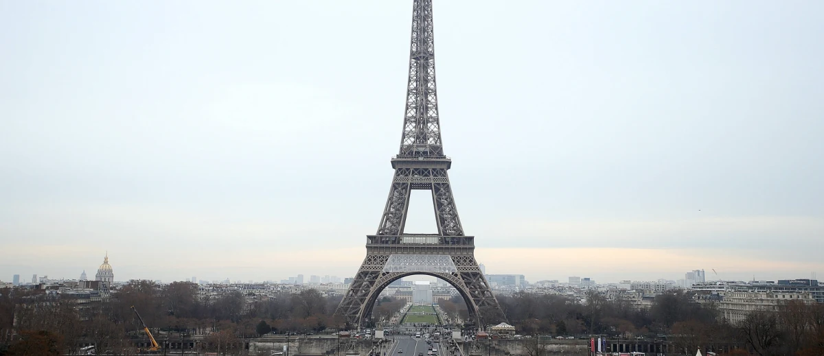 Rozpoczęły się przygotowania do instalacji kuloodpornej szyby wokół wieży Eiffla. Konstrukcja ma mieć trzy metry wysokości, kosztować prawie 20 milionów euro i chronić "damę Paryża" przed atakami terrorystów. Budowa potrwa co najmniej dziesięć miesięcy.