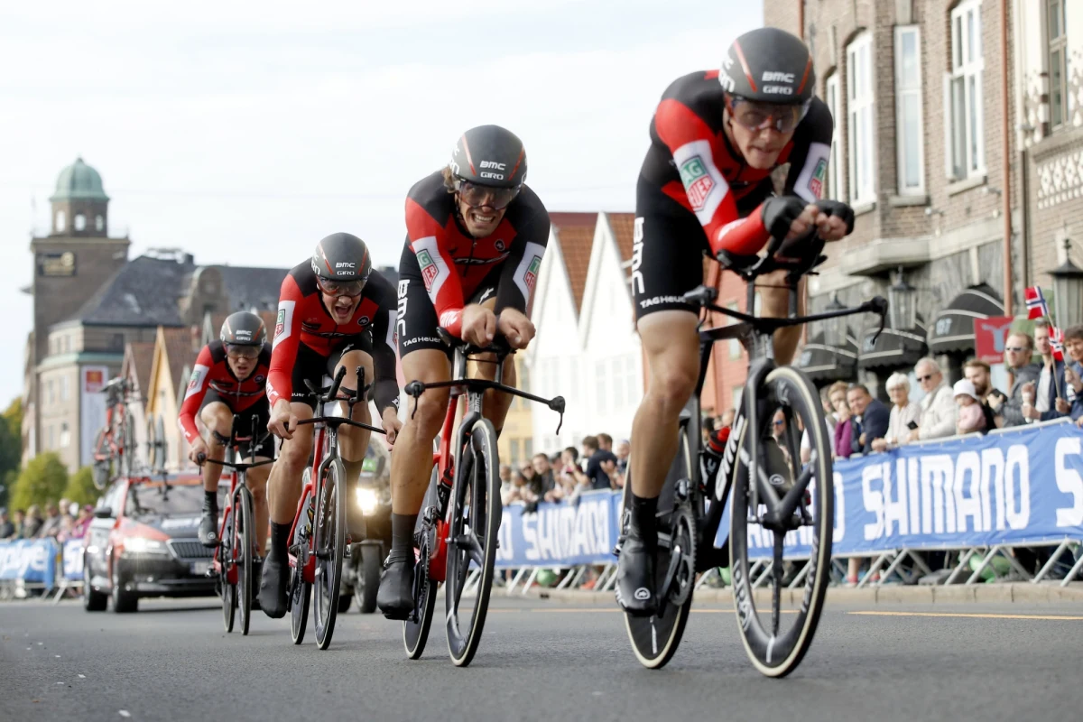 ​Nie dziewięciu a ośmiu kolarzy będą od przyszłego roku liczyły zespoły startujące w największych wyścigach - Tour de France, Giro d'Italia i Vuelta a Espana. Zgodę na redukcję, podyktowaną względami bezpieczeństwa, wydała we wtorek Międzynarodowa Unia Kolarska (UCI).