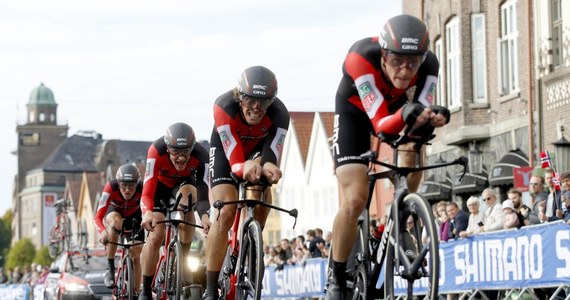 ​Nie dziewięciu a ośmiu kolarzy będą od przyszłego roku liczyły zespoły startujące w największych wyścigach - Tour de France, Giro d'Italia i Vuelta a Espana. Zgodę na redukcję, podyktowaną względami bezpieczeństwa, wydała we wtorek Międzynarodowa Unia Kolarska (UCI).