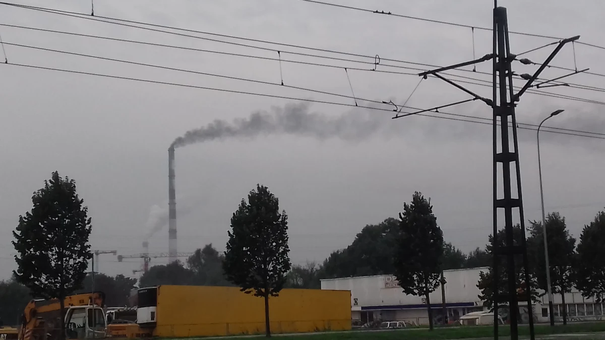 Na Gorącą Linię RMF FM dostaliśmy zdjęcia, na których widać wydobywający się z komina krakowskiej elektrociepłowni czarny dym. Uspokajamy - to testy i rozruch bloku - tzw. alkaliczne gotowania kotła blokowego nr 4. Proces odbywa się po kapitalnym remoncie urządzenia. Operacji ma celu przygotowanie do pracy w sezonie grzewczym.
