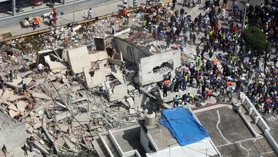Ponad dwustu zabitych w trzęsieniu ziemi w Meksyku. Dramatyczna akcja na gruzach szkoły