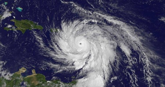 Huragan Maria dotarł do brytyjskich i amerykańskich Wysp Dziewiczych na Morzu Karaibskim i zbliża się do Portoryko. Żywiołowi towarzyszy wiatr szalejący z prędkością 280 km/h! Maria przesuwa się mniej więcej tym samym szlakiem, który wcześniej pokonała Irma.
