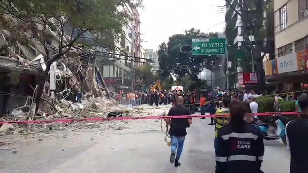 Według najnowszych danych meksykańskiej agencji ochrony cywilnej, we wtorkowym trzęsieniu ziemi o magnitudzie 7,1 st. w środkowym Meksyku zginęło co najmniej 217 osób. Tylko w stolicy co najmniej 44 budynki legły w gruzach lub zostały poważnie uszkodzone. Dokładna liczba ofiar katastrofy jeszcze nie jest znana.