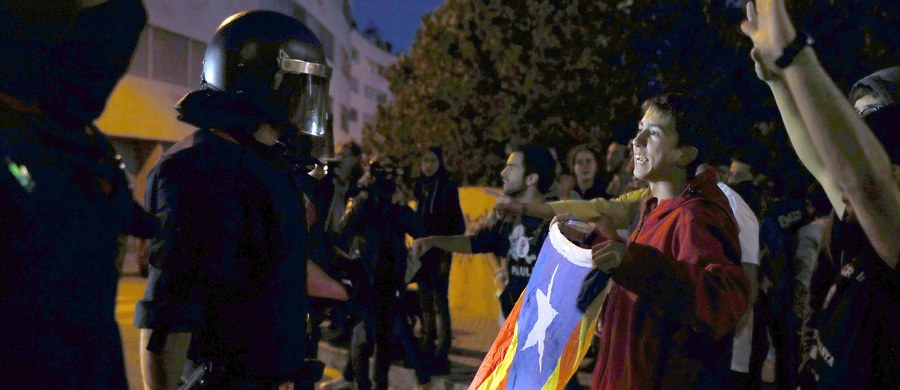 Władze Katalonii zostały, zdaniem hiszpańskich mediów, pozbawione możliwości organizacji referendum niepodległościowego w tym regionie. Trudności mają wynikać z zatrzymania 14 urzędników odpowiedzialnych za plebiscyt i przejęcia ważnych materiałów wyborczych. Hiszpańska policja oraz Gwardia Cywilna wkroczyły do kilku budynków autonomicznego rządu Katalonii w Barcelonie z nakazem przejęcia materiałów służących zaplanowanemu na 1 października referendum niepodległościowemu.