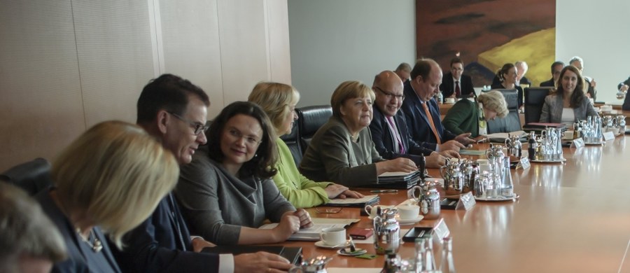 ​Rząd Niemiec kanclerz Angeli Merkel zebrał się dziś po raz ostatni przed niedzielnymi wyborami do Bundestagu. "Nikt nie płakał, nikt się nie śmiał, nie było ani kwiatów, ani szampana. Było tak jak zawsze" - powiedział dziennikarzom zastępca rzecznika rządu Georg Streiter. 